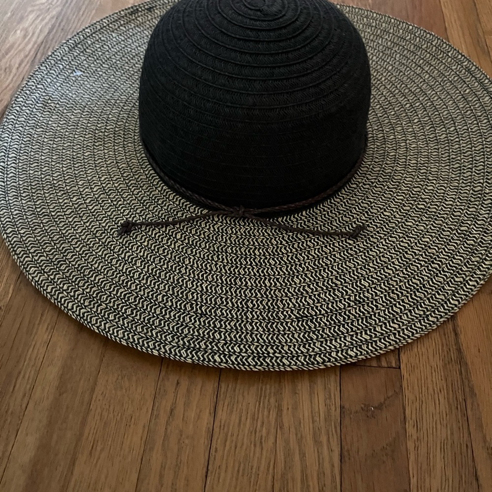 Beach Hat - Picture 2 of 3